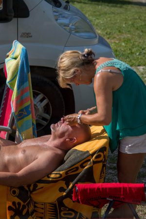 I couldn't help but witness this public eyebrow plucking ceremony.