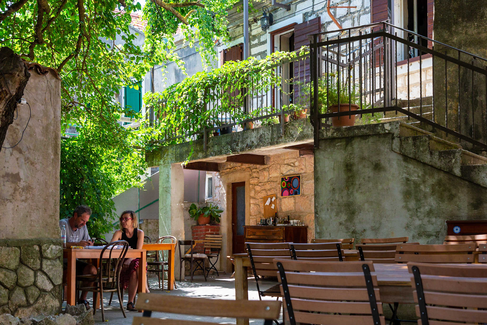 Konoba Roki's leafy garden